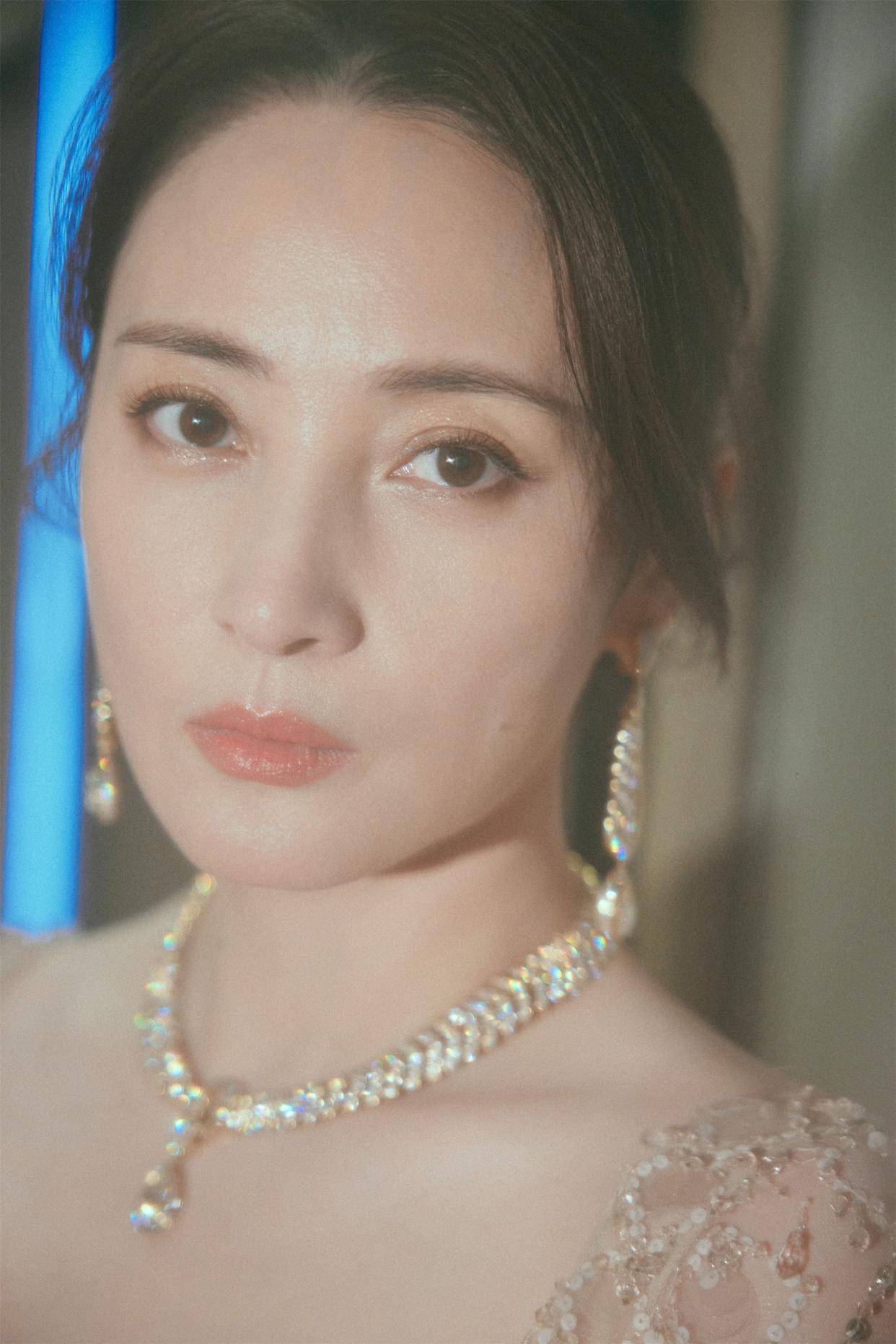 蒋勤勤身着梦幻纱裙,以优雅姿态诠释 "逆龄" 时尚美学