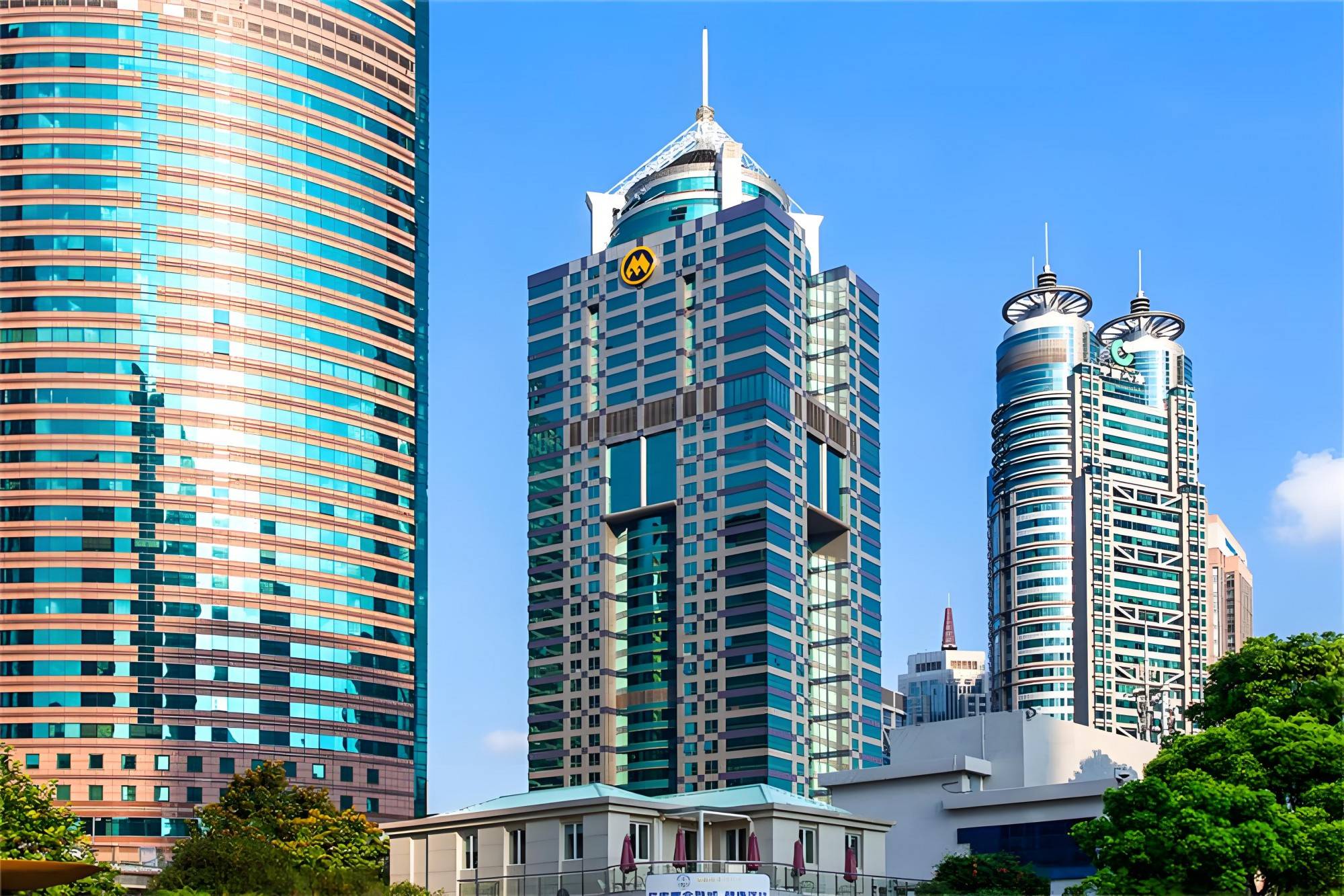 上海招商局广场雄踞商业繁华中心,四周汇集上海市政府,人民广场,地铁