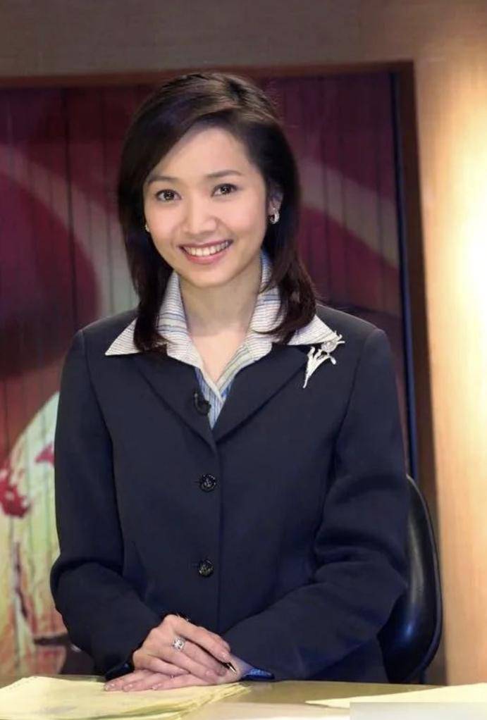 做新闻主播时期的侯佩岑,又端庄又美又甜,难怪能捕获观众的心