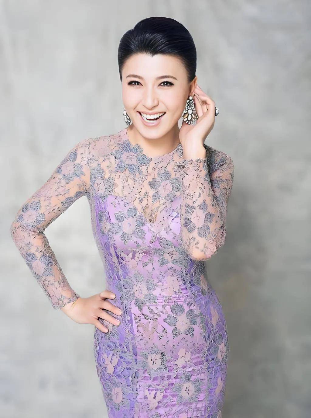闫学晶:与富商离婚后,嫁一米八的马明东,幸福美满