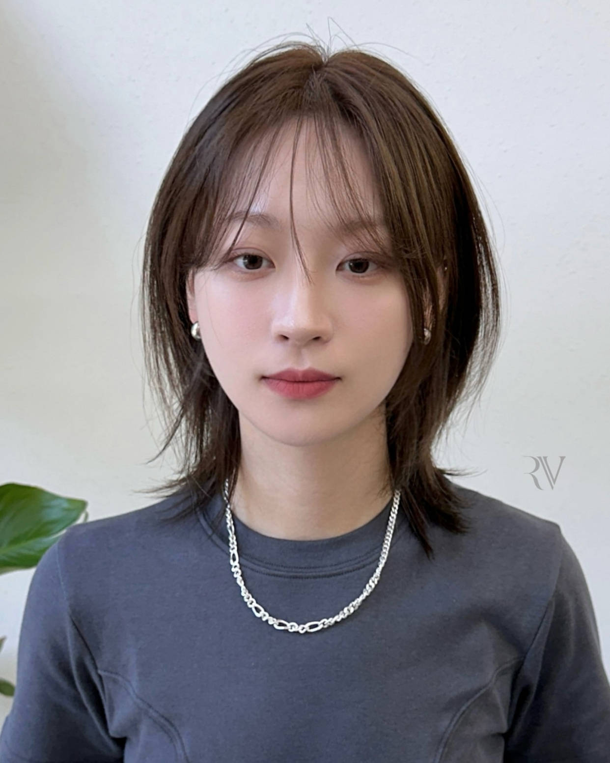 例如圆脸适合能够拉长脸部线条的发型方脸则可以通过柔和的线条来
