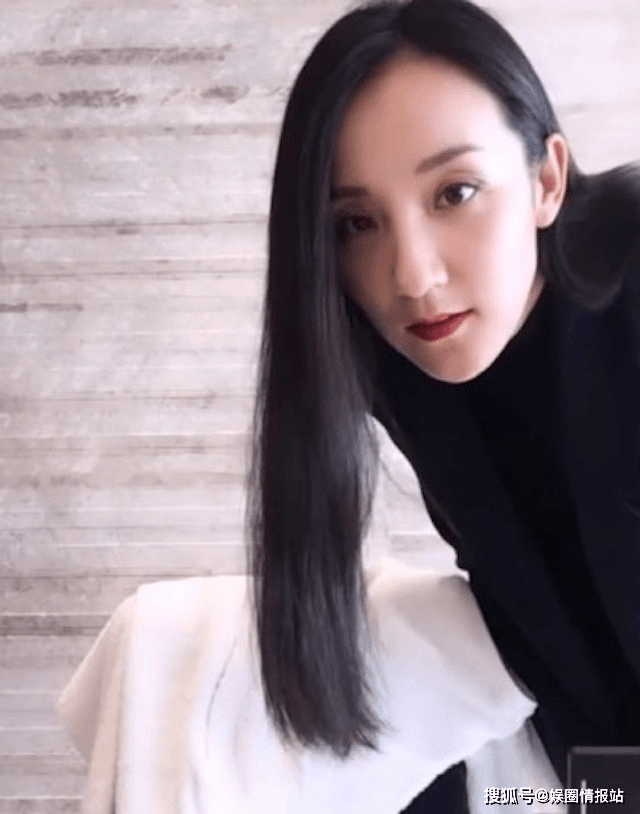 肖战秘恋女经纪人见家长?火速辟谣喊单身,网友:同款情侣装是工作服?