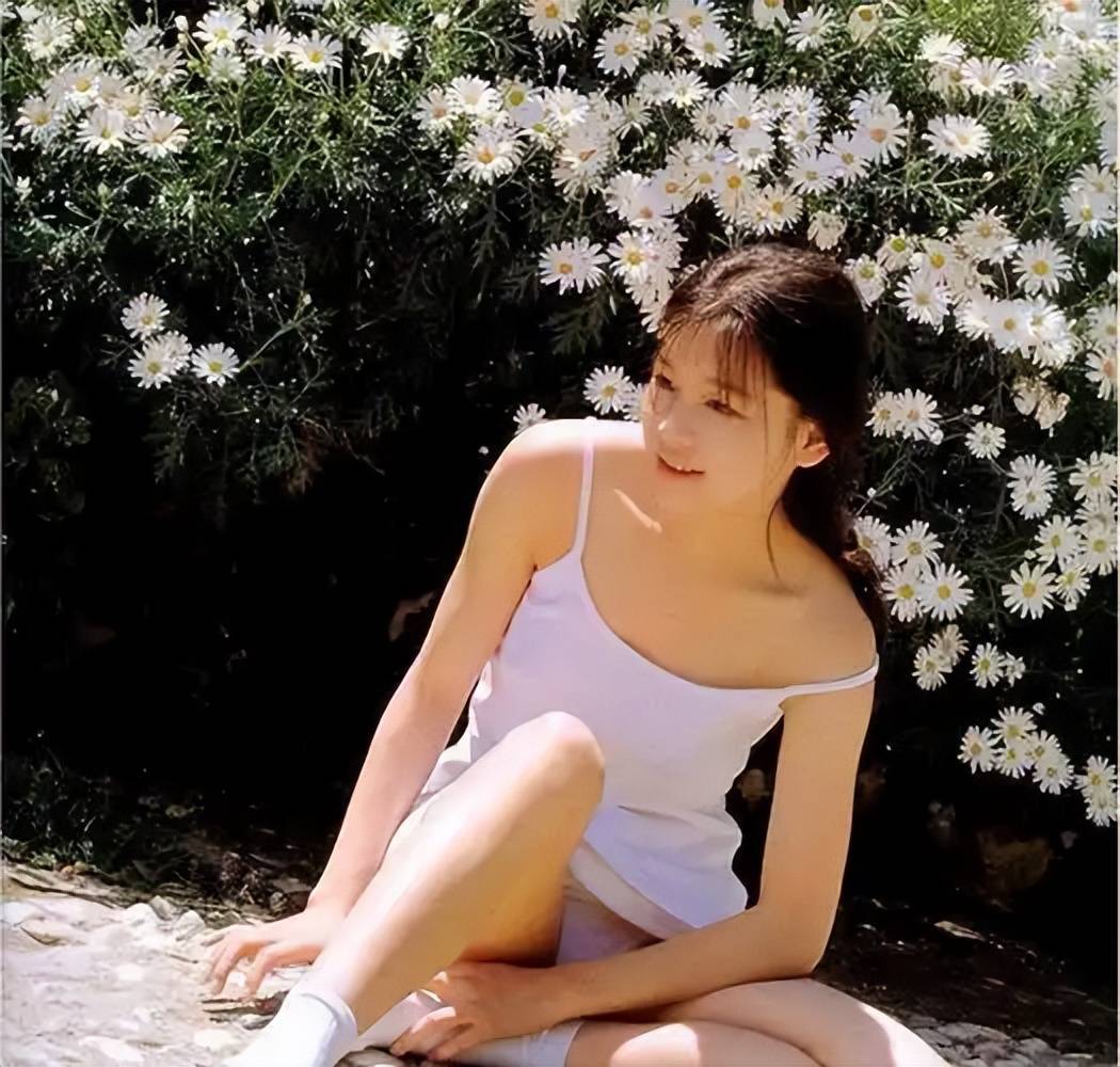 讽刺的是,离婚三个月后,徐若瑄的前夫便被拍到与年轻女性共游欧洲而 