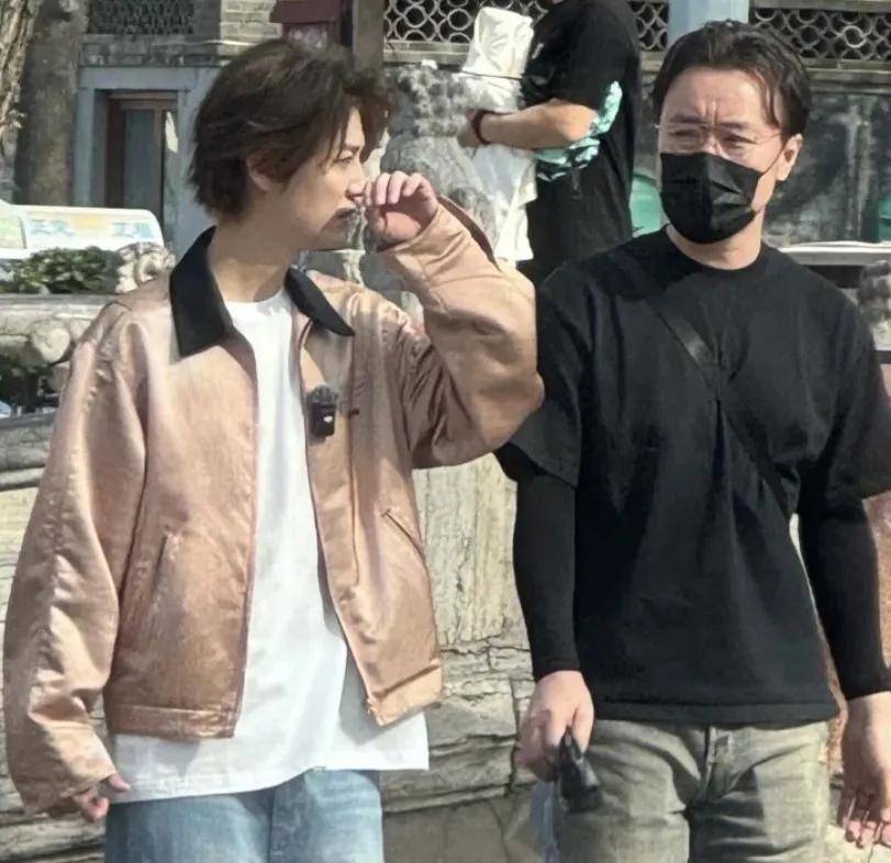 鹿晗现身佛寺，是复出前奏还是另有隐情？，鹿晗佛寺拍Vlog欲复出，事业与感情路能否柳暗花明？