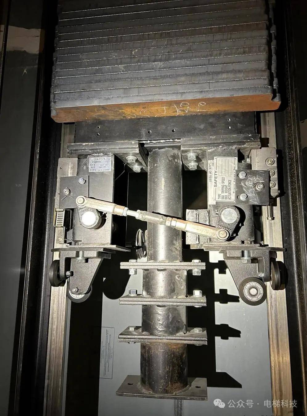 实拍:电梯对重安全钳