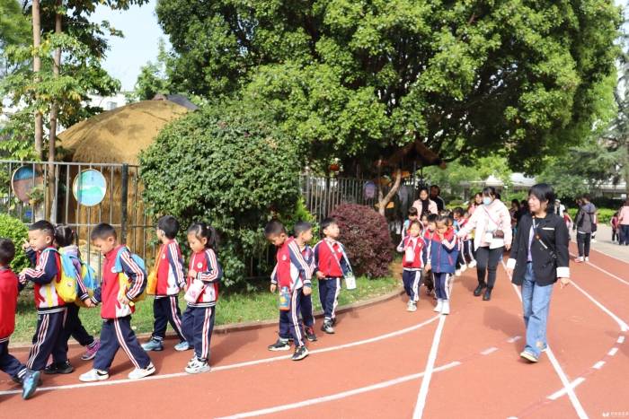 龙泉育才学校：240余名萌娃开启惊喜幼小衔接之旅，打破边界协同共育，龙泉育才幼小衔接活动助力萌娃成长