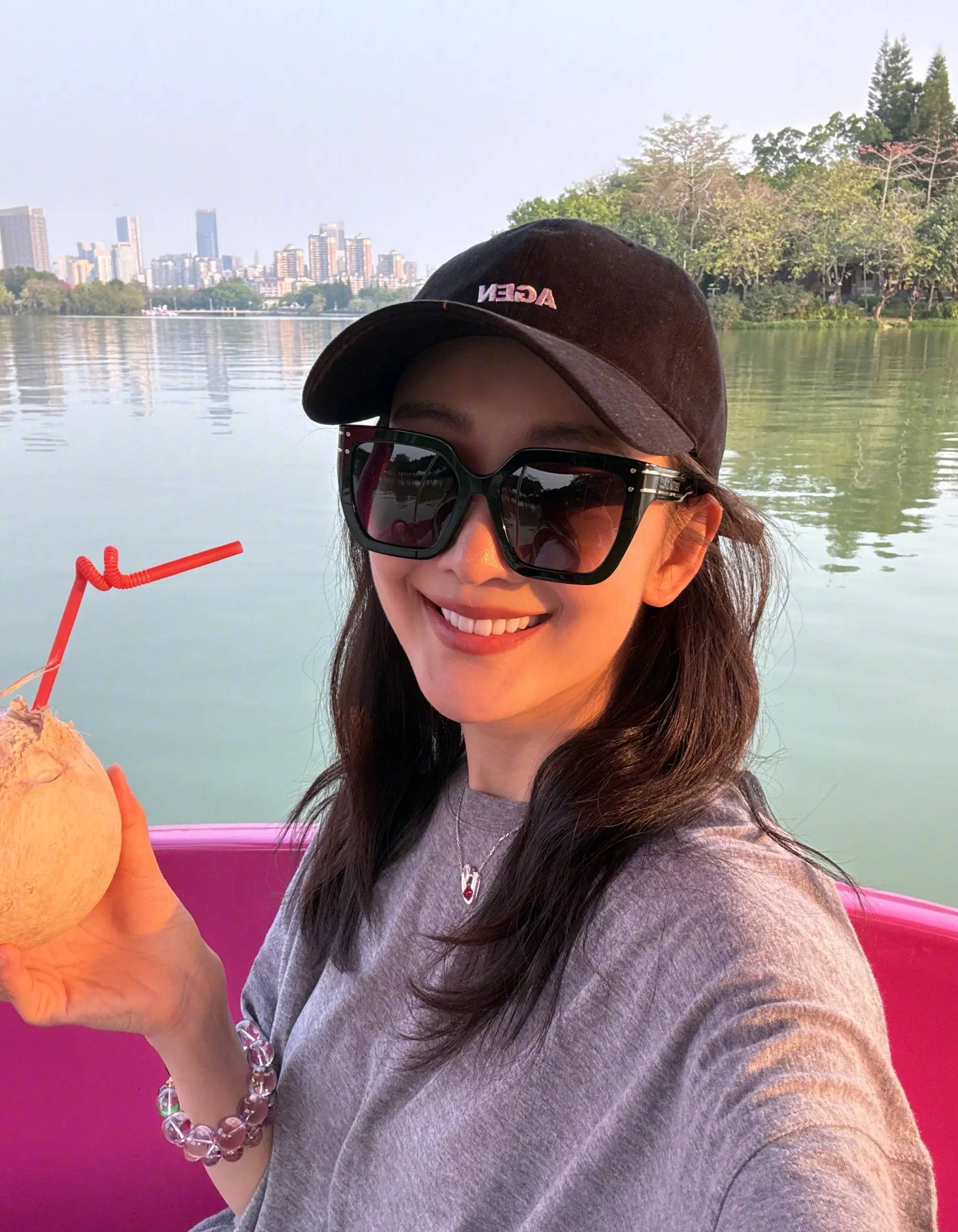 王鸥晒春日出游照状态惬意 乘坐火烈鸟游船喝椰子水赏美景