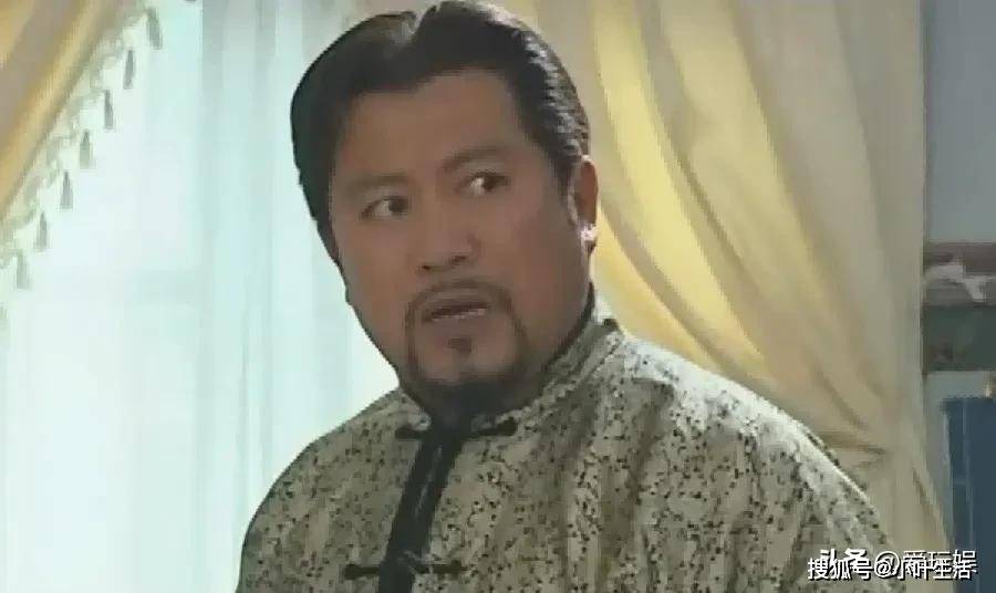 五,跨界转型:从演员到导演的转变演戏之余,何伟涉足导演领域.