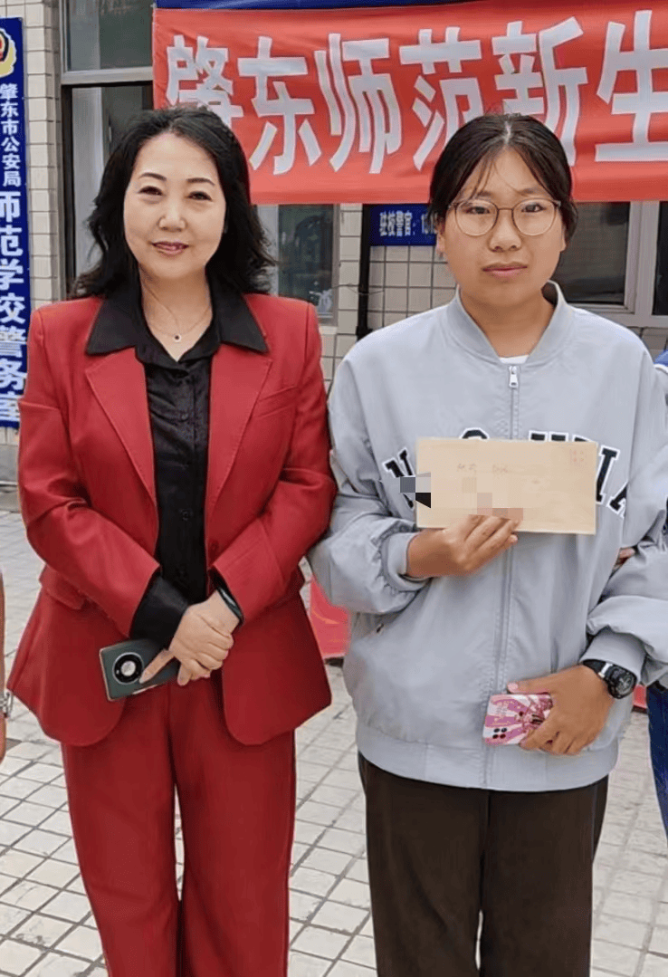 张某某,肇东一中21班学生,父亲去世,母亲没有劳动能力,借住别人的房子