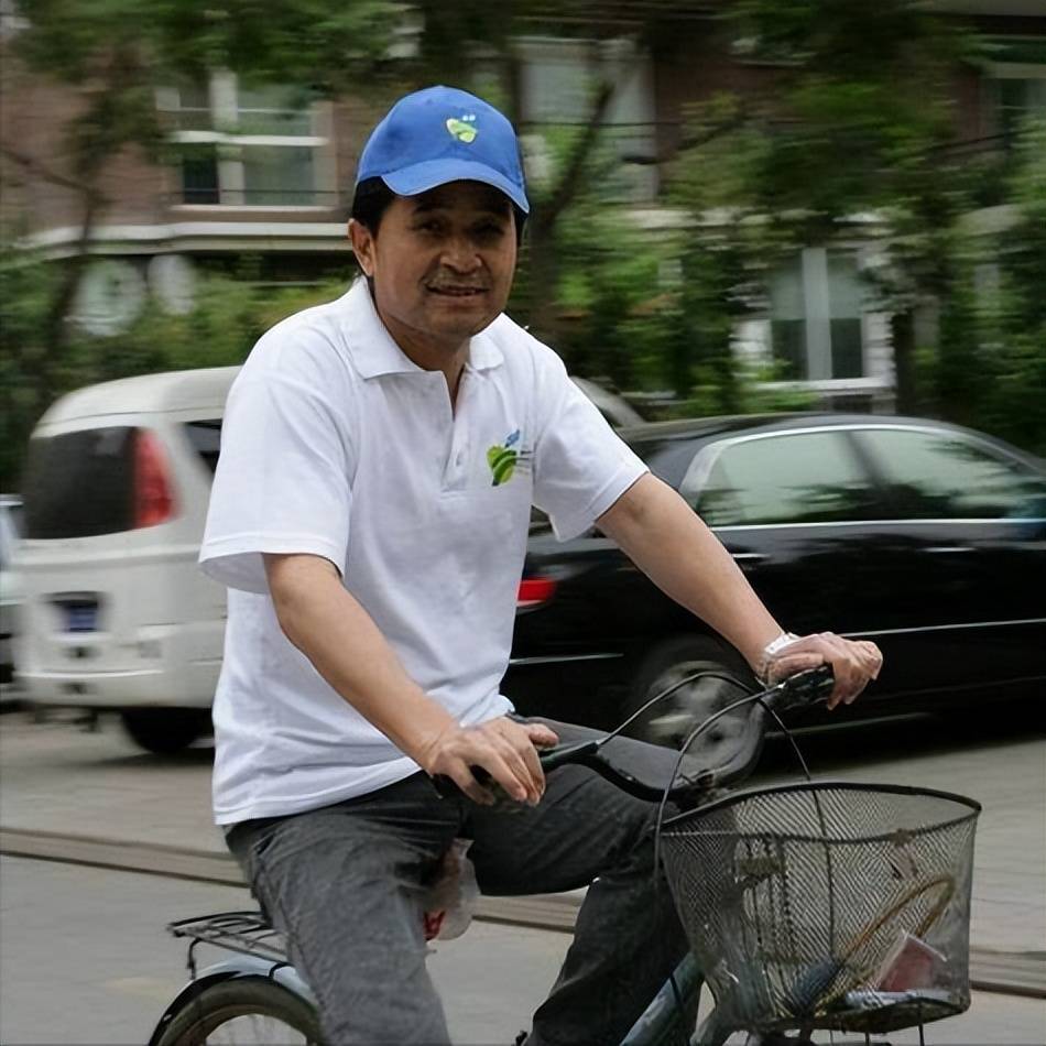 66岁毕福剑现状曝光!商演主持时,脸上老年斑明显,头发凌乱