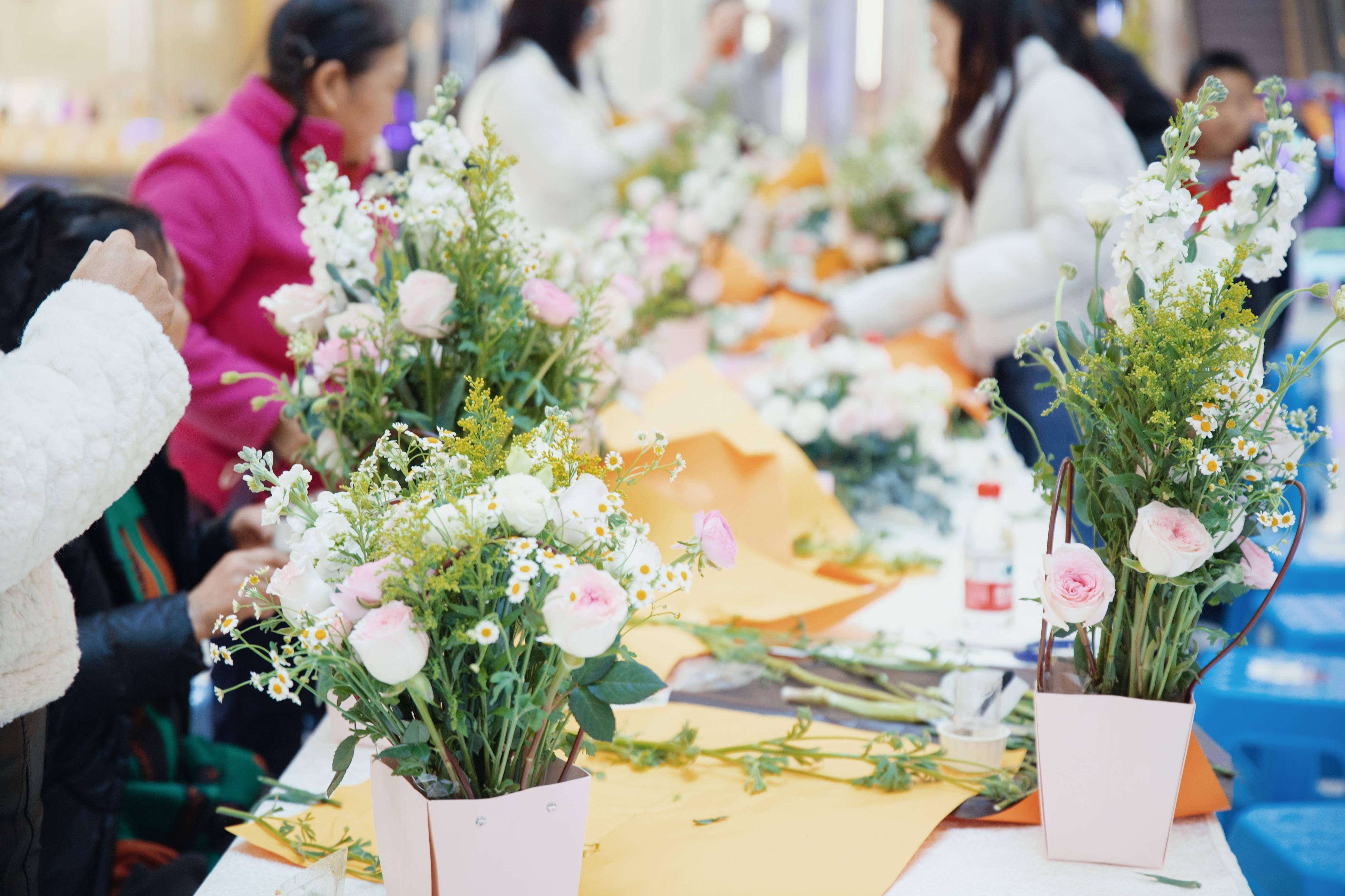 "妆点芳华·花漾绽放"安宁吾悦三八节美妆沙龙暨鲜花diy浪漫举行