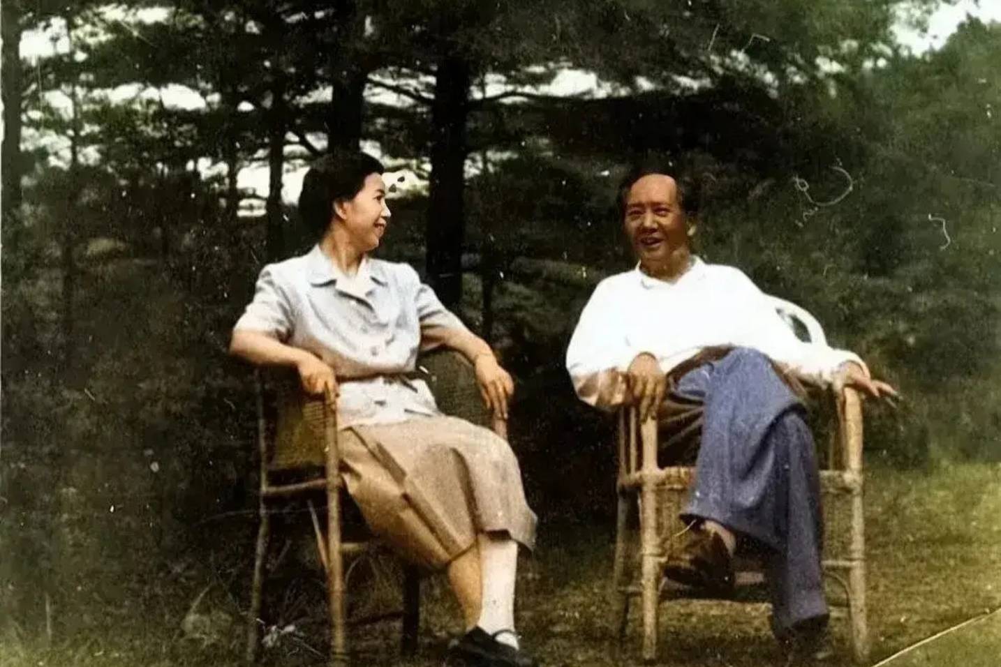 1961年，毛主席和夫人在庐山，他们笑脸相对，幸福温馨