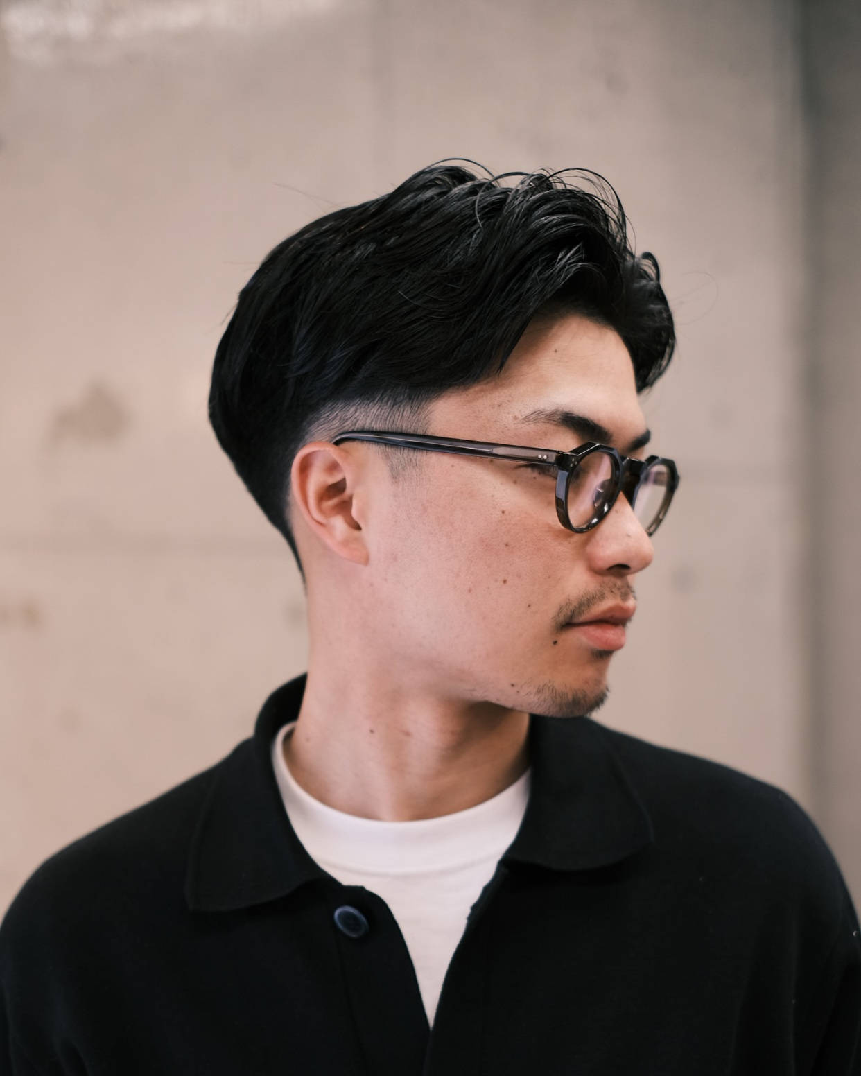在选择发型时男士们可以根据自己的脸型发质以及