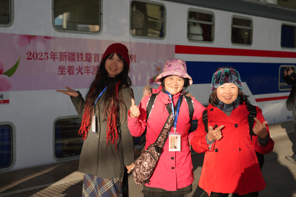 2025年，银发旅游列车驶向万亿市场