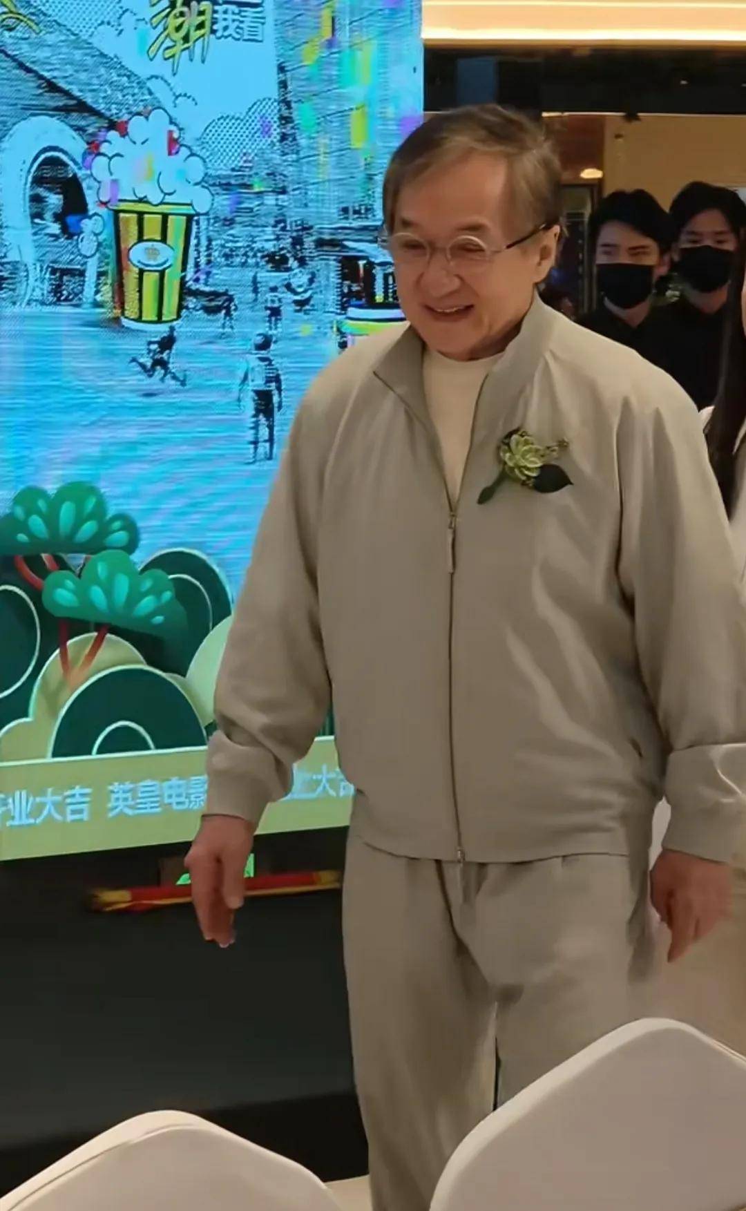 71岁成龙现身，健步如飞却挡不住岁月的馈赠