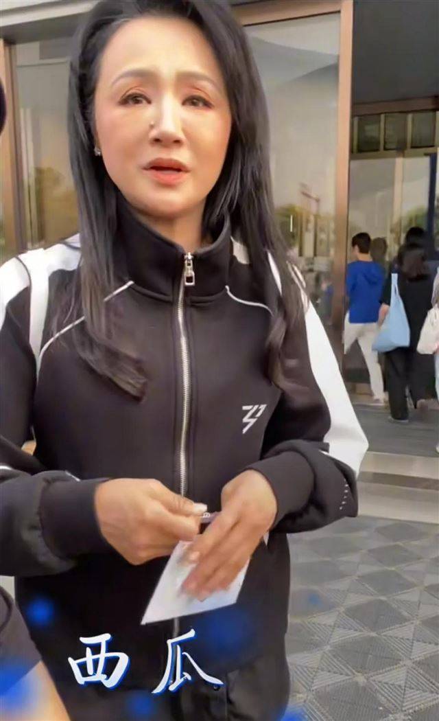 50岁曹颖脸上虽然已经明显有岁月的痕迹了但身材不错性格也很好