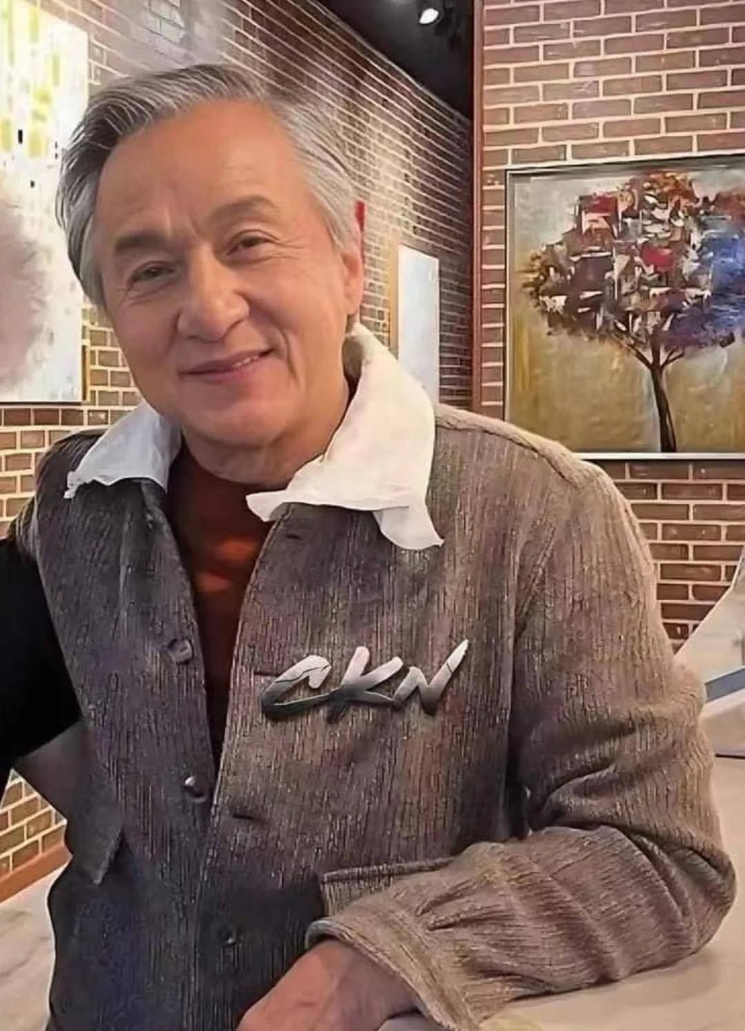 71岁成龙现身，健步如飞却挡不住岁月的馈赠