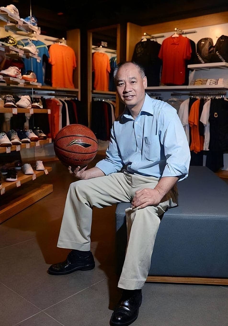 62岁李宁现状:一年狂赚30亿,63岁老婆气质好,儿女双全很幸福