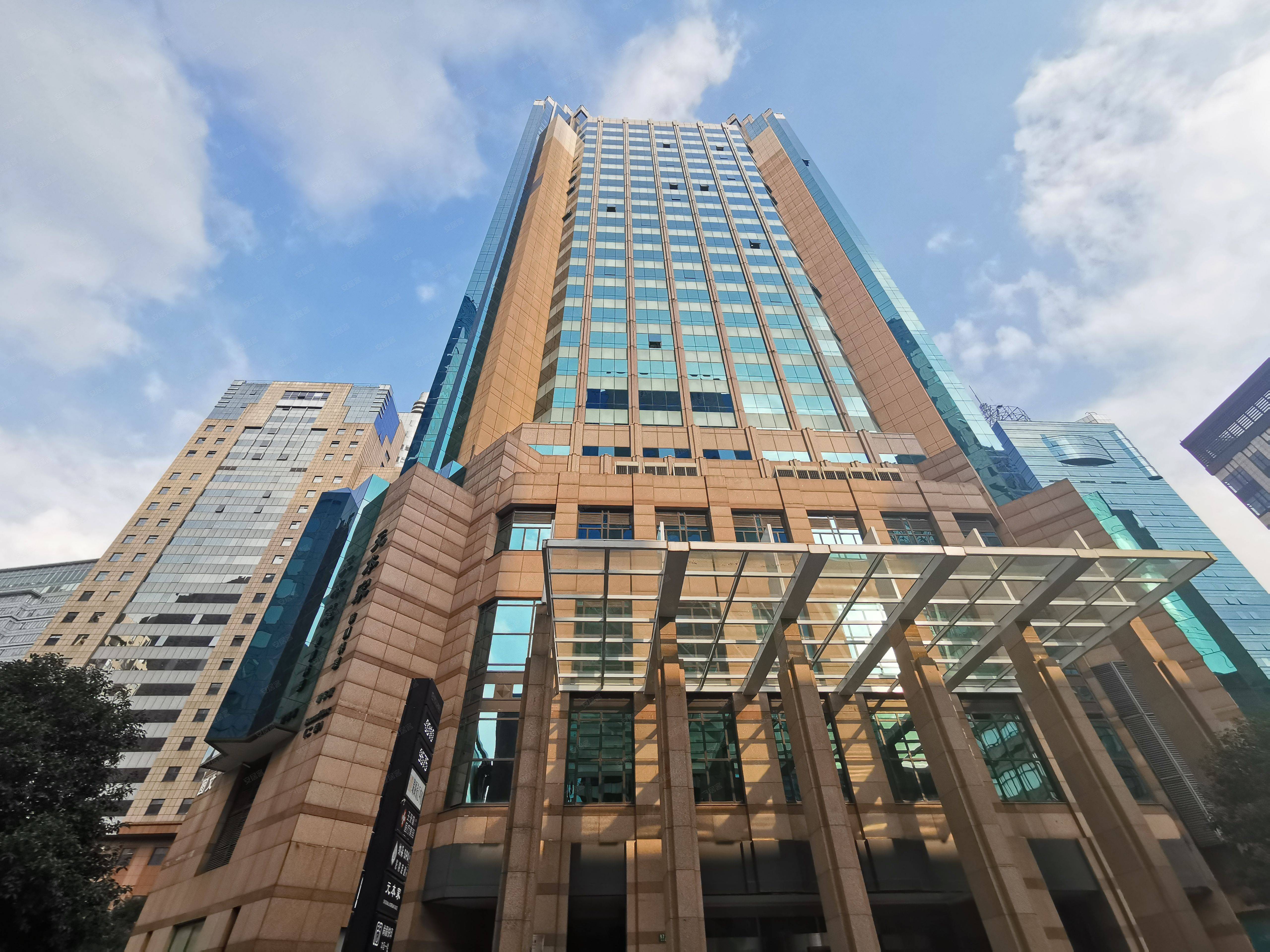 综上所述,上海钱江商务广场是一座集商业,办公于一体的综合性大厦