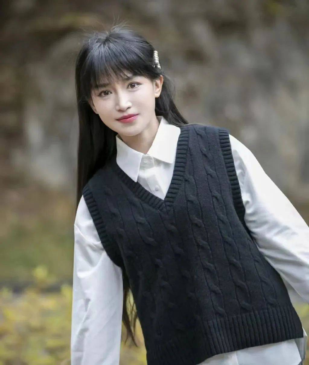 34岁李子柒活动领奖,穿黑色长裙勾勒完美曲线,粉丝直呼太美了!