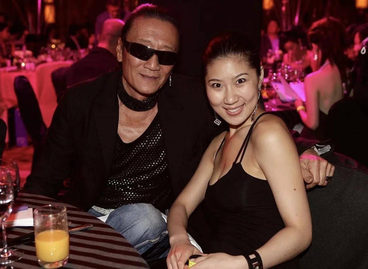 44岁谢霆锋全家福曝光,谢贤拉姑离婚30年再同框,一家子颜值超高