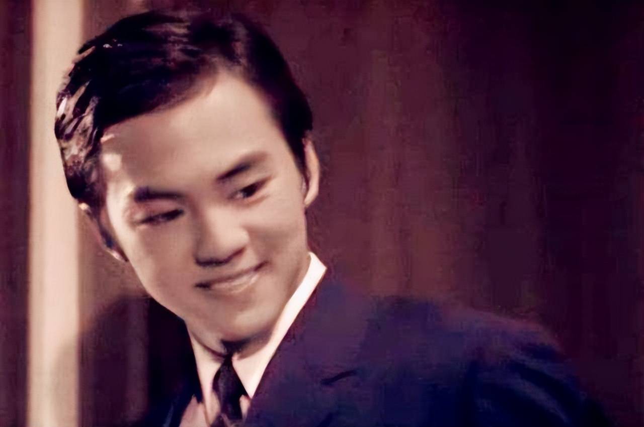 在《英雄本色》拍摄现场,狄龙曾对周润发说:"我们迟早都会老去,但戏里