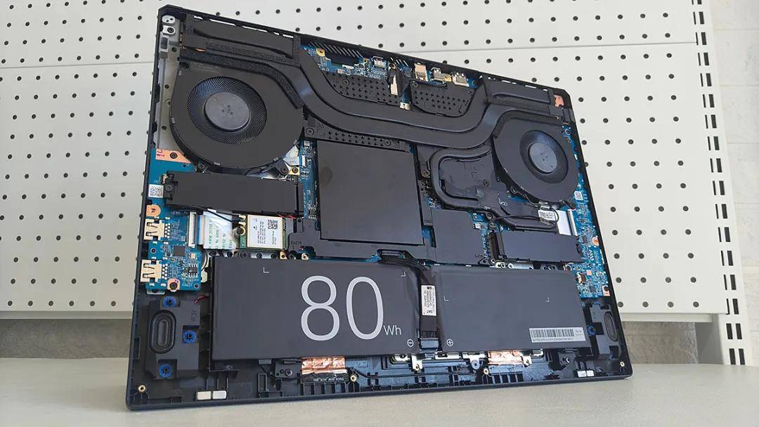 雷神猎刃s开箱 武装rtx5070ti独显 尝鲜2025最新游戏本!