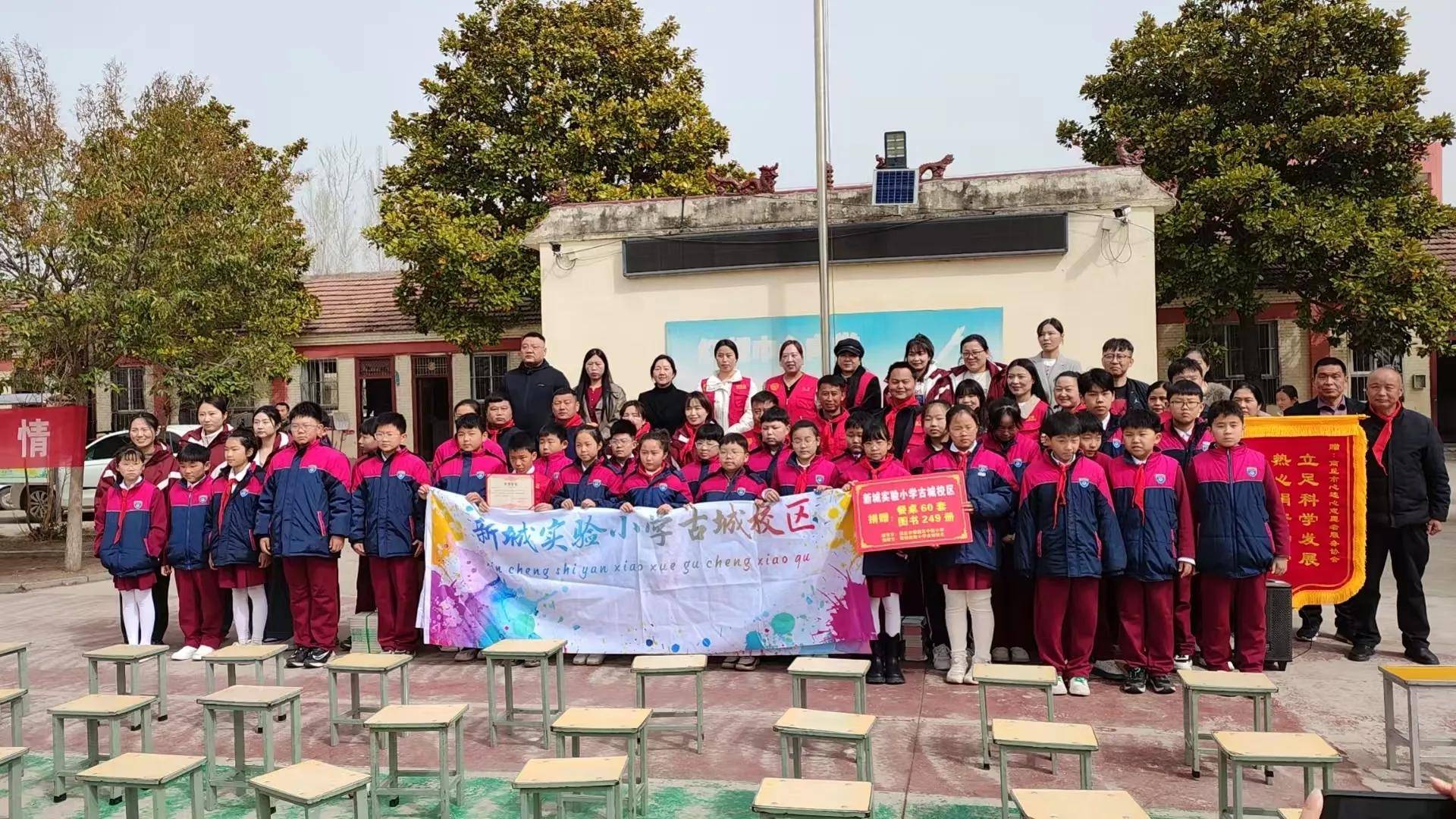 在捐赠仪式上,来自商丘市睢阳区新城实验小学古城校区的校长刘昭君