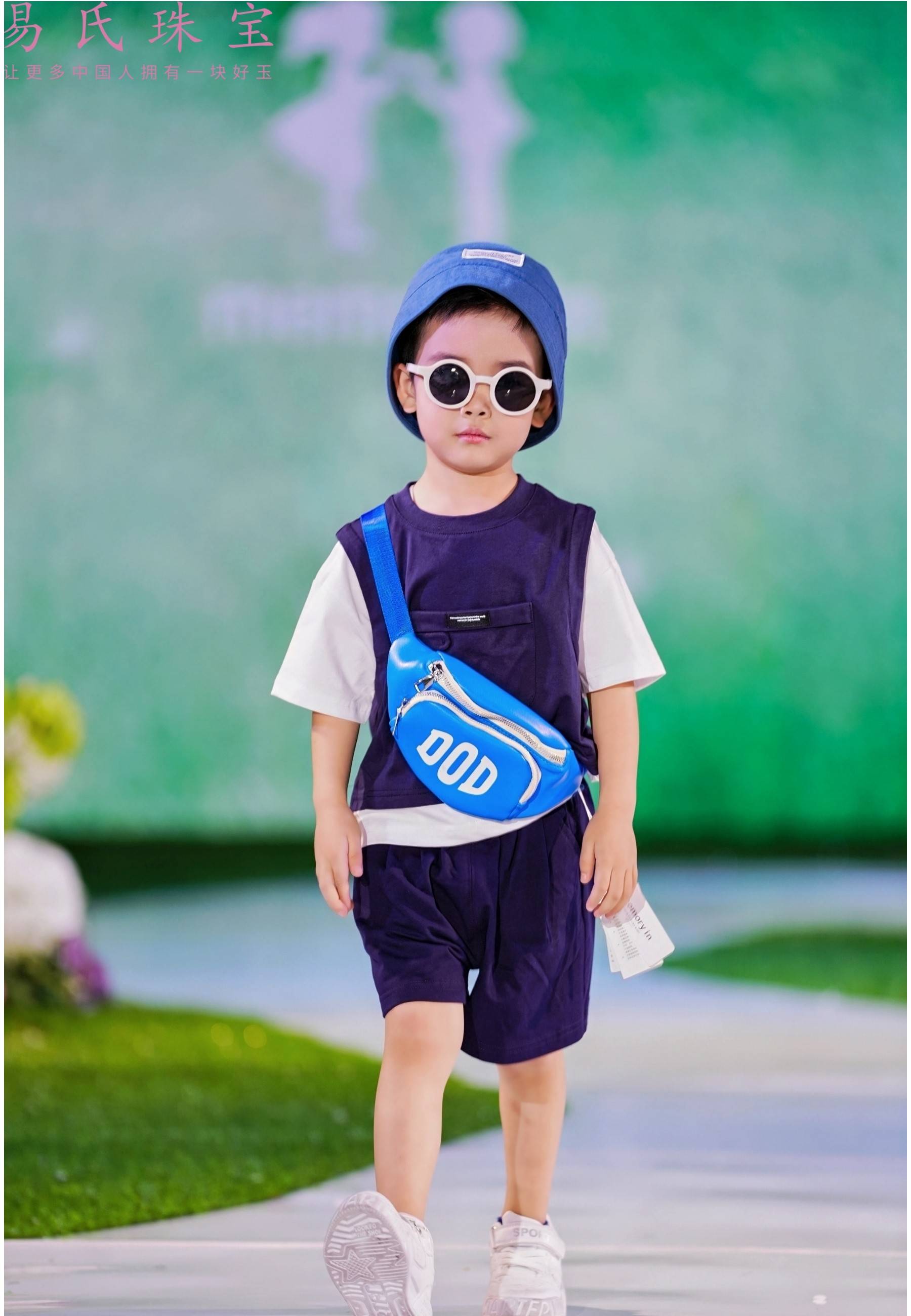 男生模特走秀最酷动作