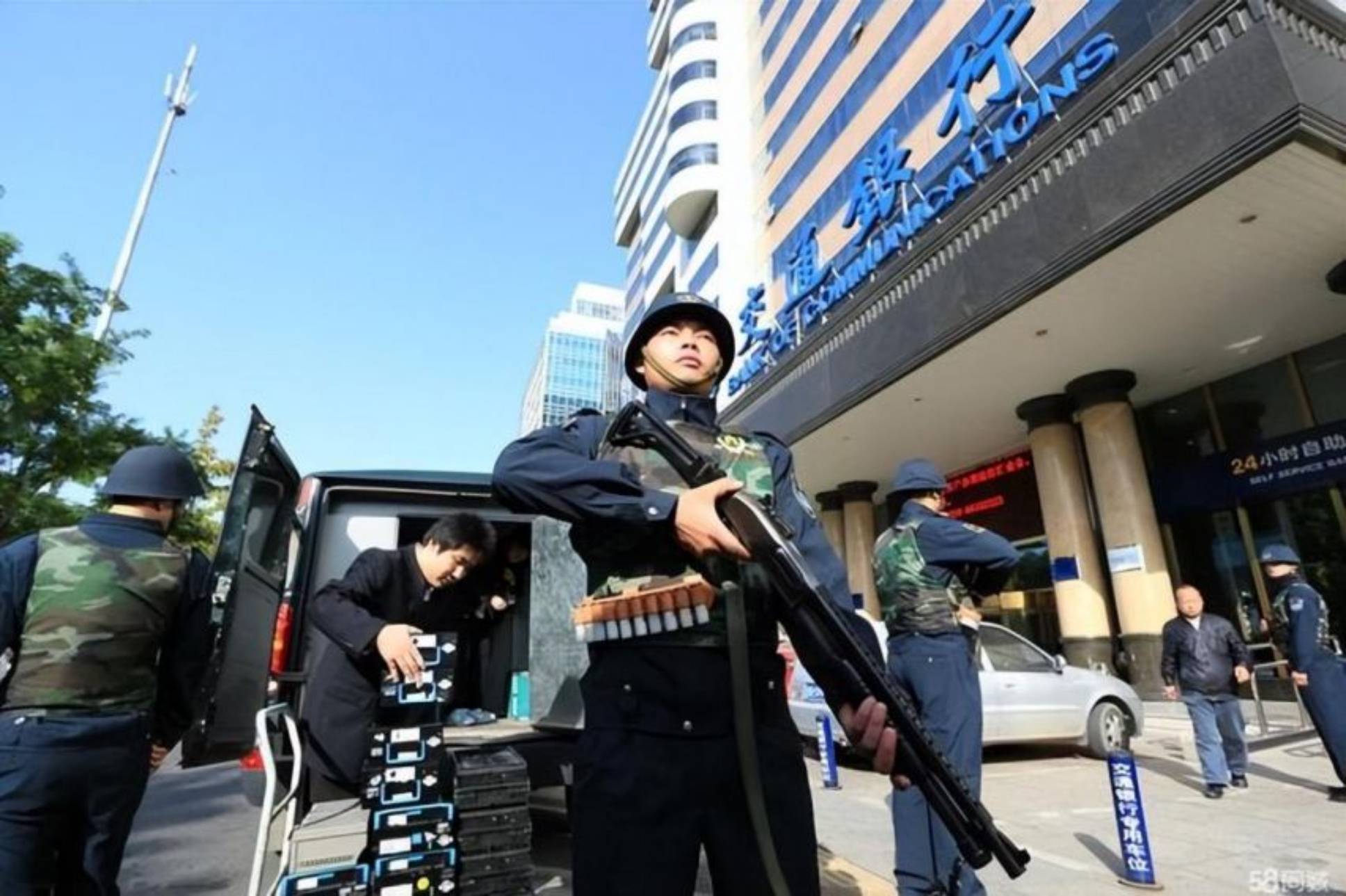 同时,也正是因为这样严格的禁枪管理,现代银行押运员们很少会像美国或