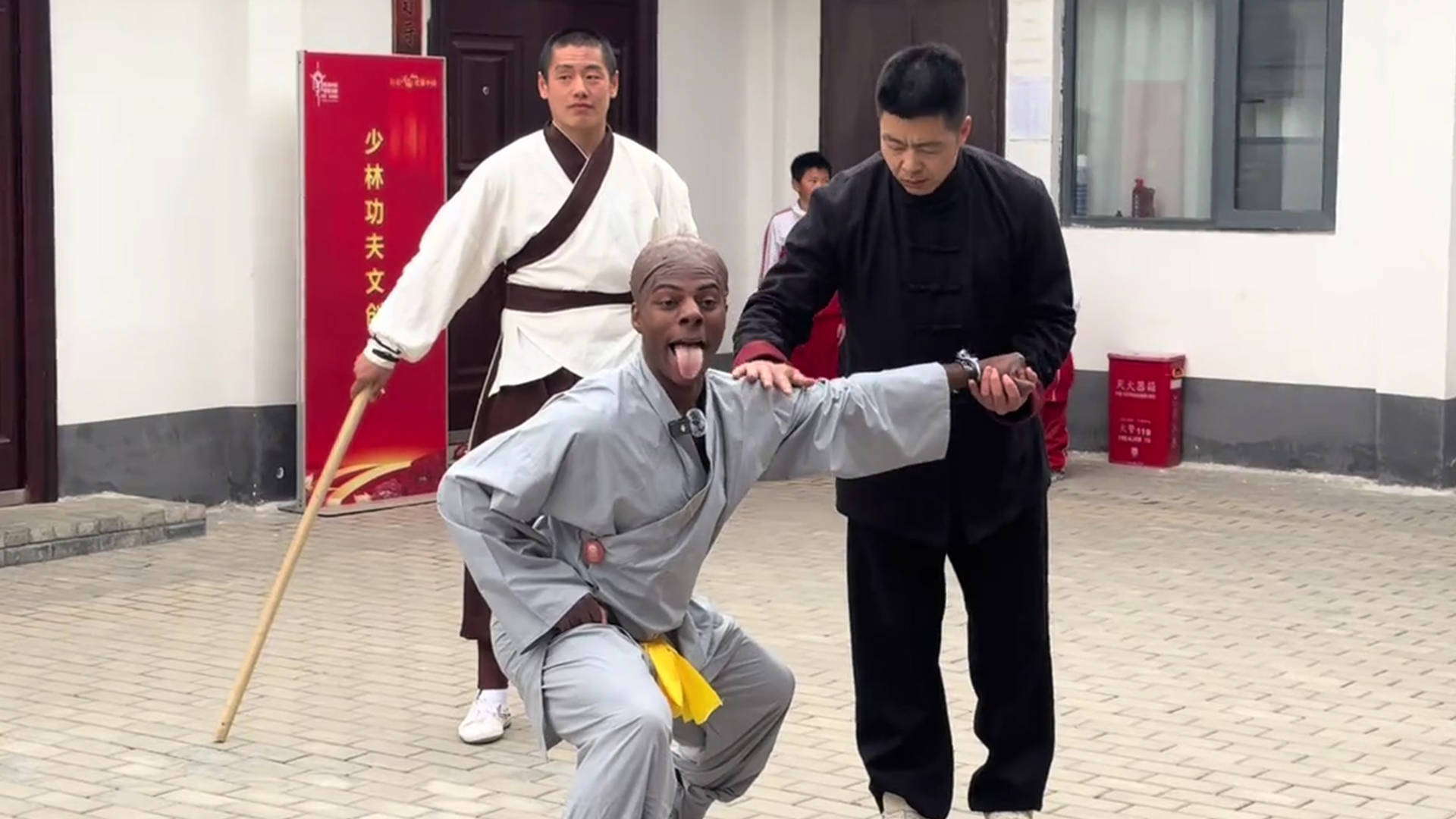糖衣里面裹炮弹！外国博主：‘甲亢哥’中国行，极端攫取流量将会捧杀中国