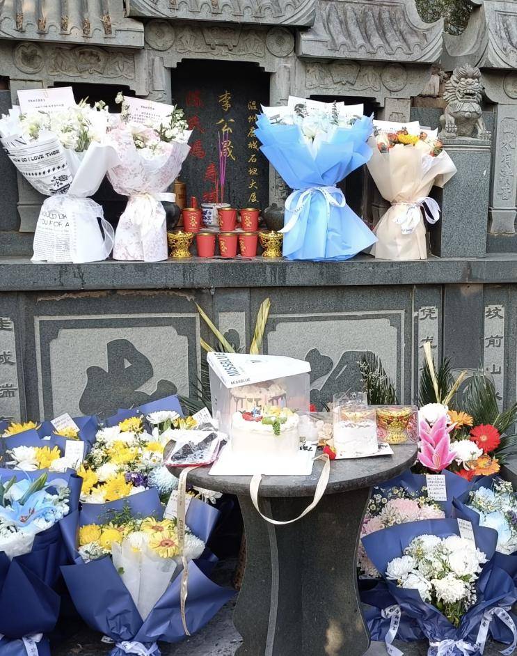 网友清明节前探望李晟医生!墓碑前摆满鲜花 ,还带去了生日蛋糕
