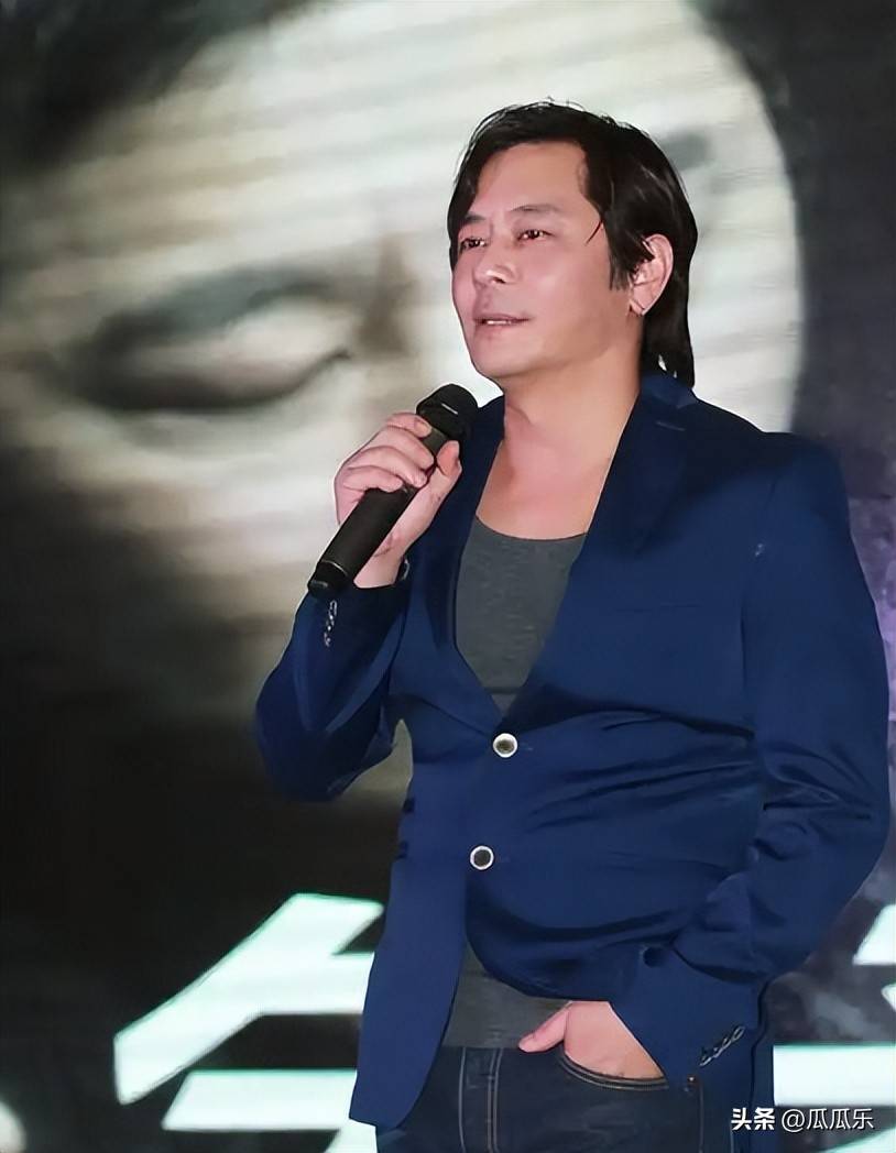 曾是"华语乐坛第一人",却在巅峰时被毒哑,62岁王杰再曝近况