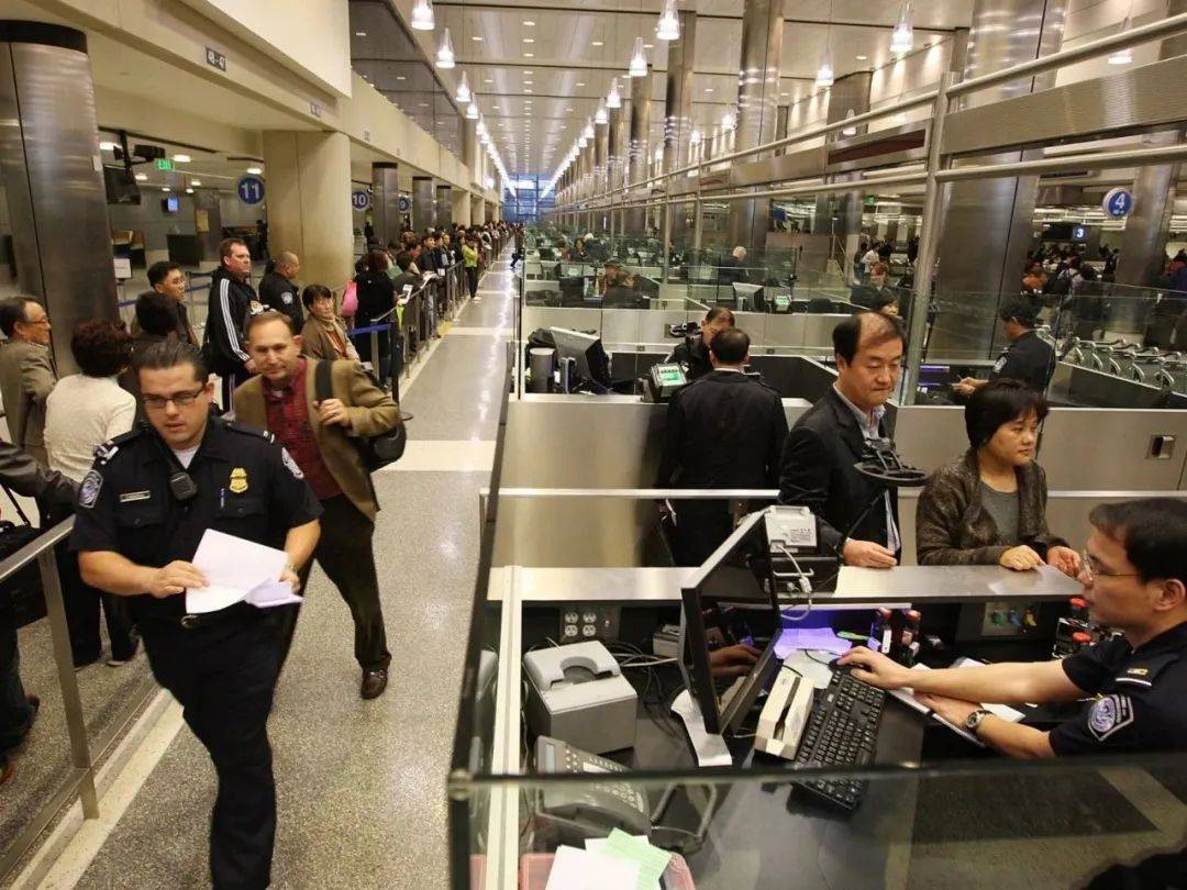 美国海关审查升级!jfk 机场300多人持有效签证者被拒入境!