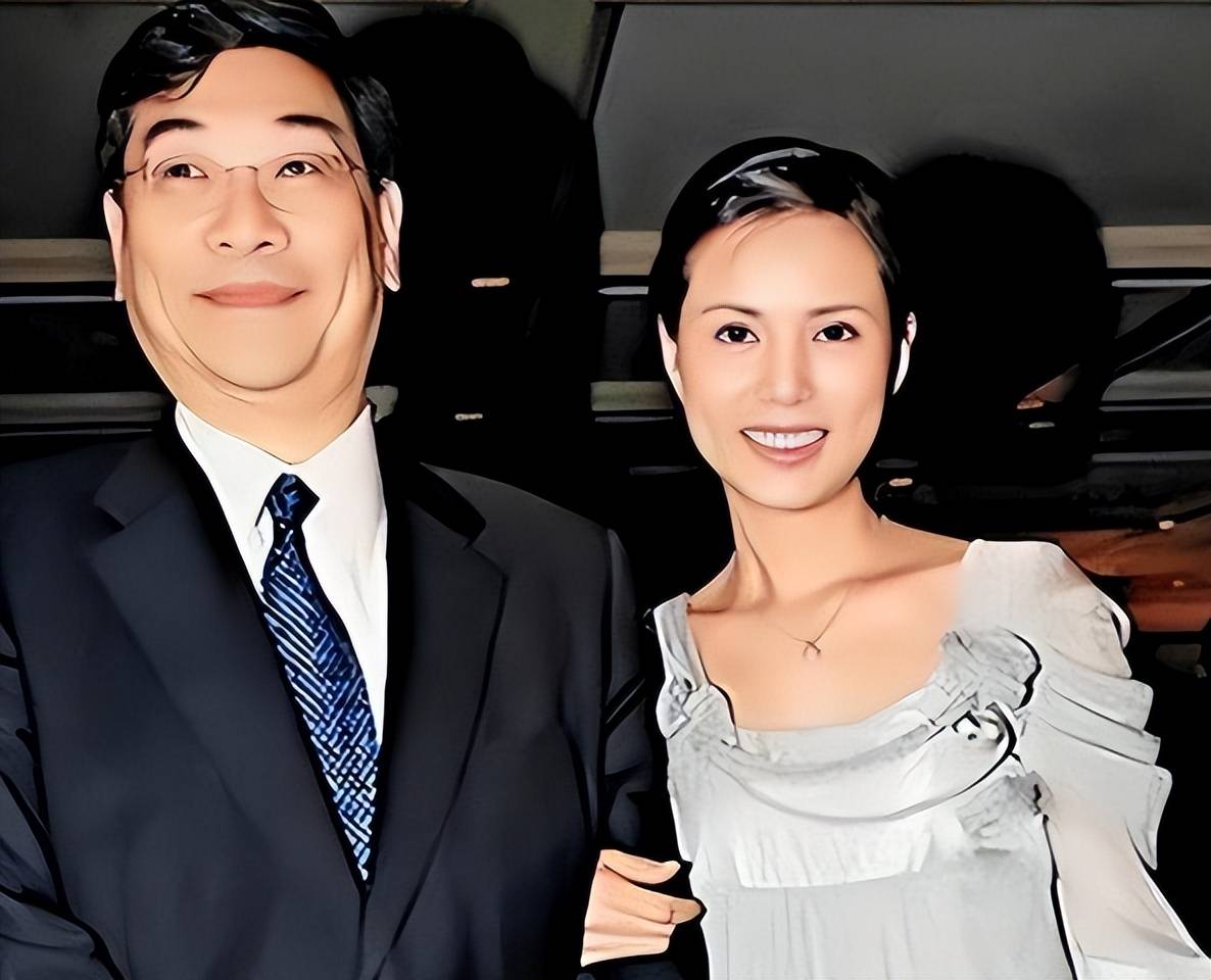他们买了一包龙须糖,郭应泉小心翼翼地把糖丝缠在筷子上,然后喂给