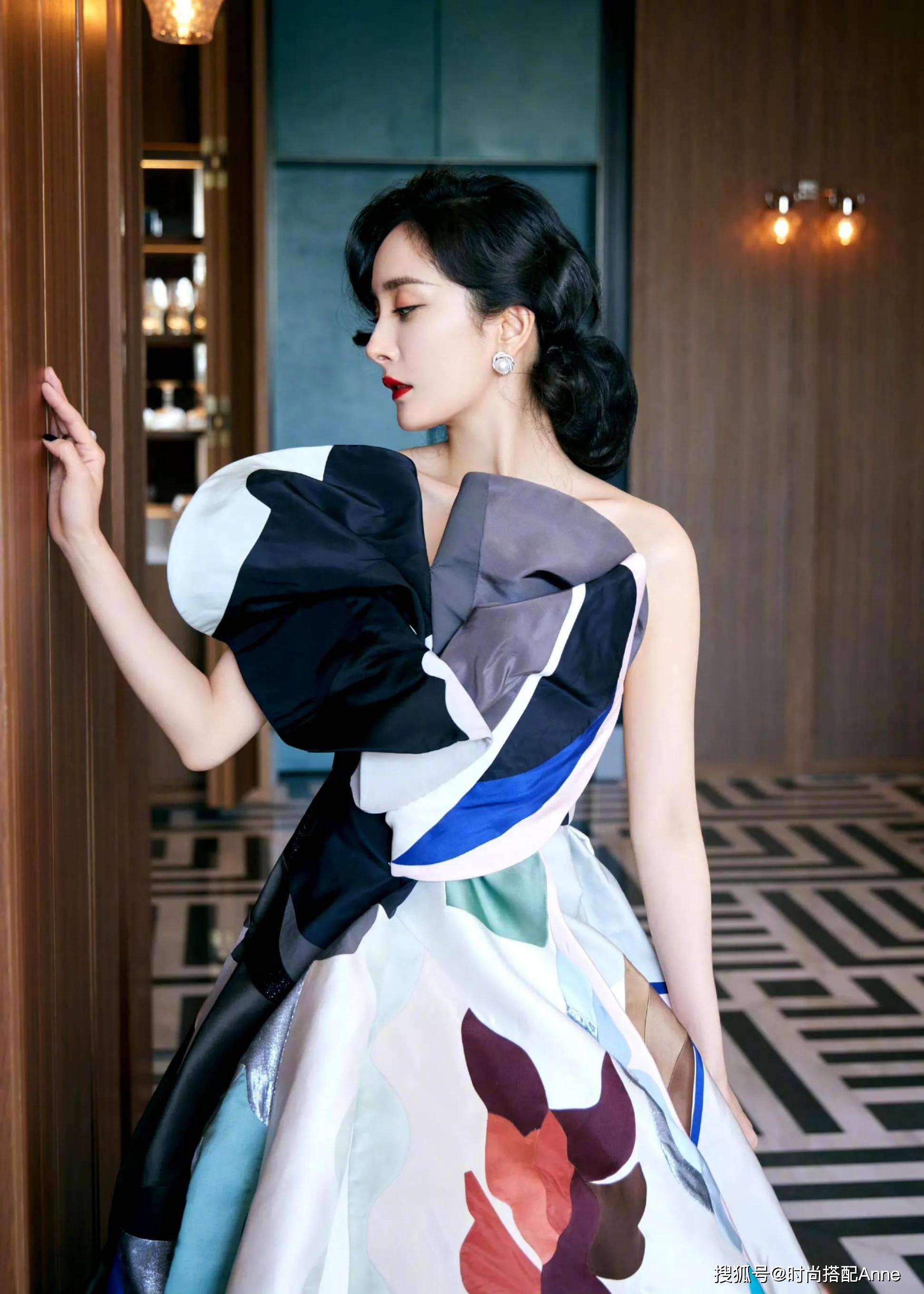 杨幂绝美贵妇风每一次亮相都是时尚盛宴