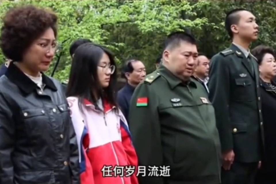 毛主席孙子一番话,把刘滨和俩孩子都感动哭了,真是血浓于水