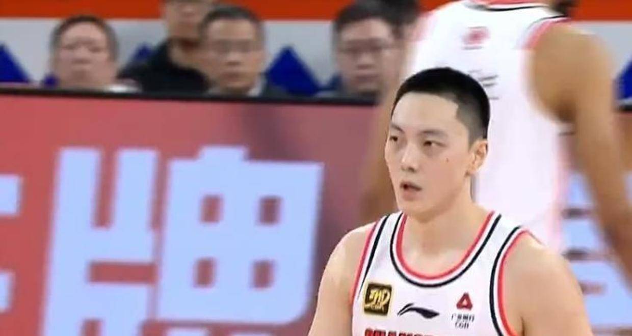 广东队关键失误频发，胡明轩2罚不中，杜锋遭质疑