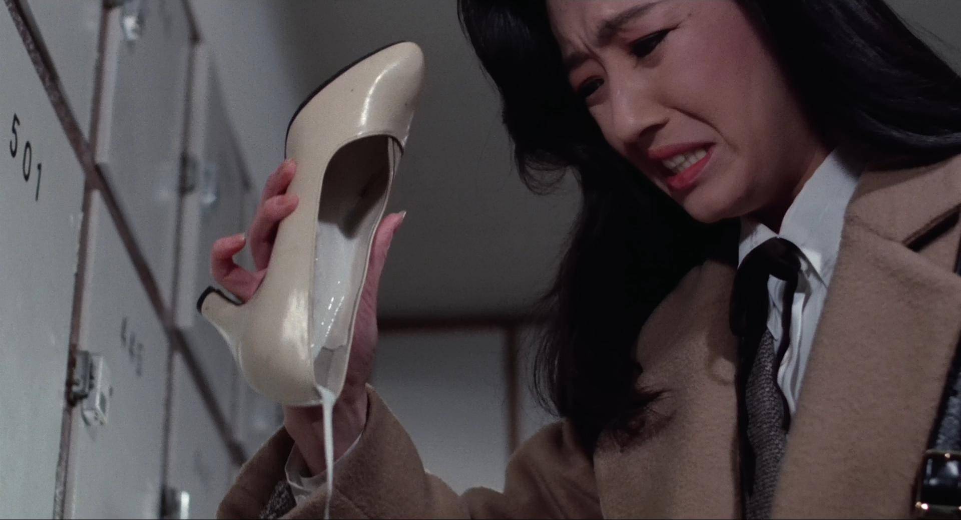  赤坂丽's alluring posture