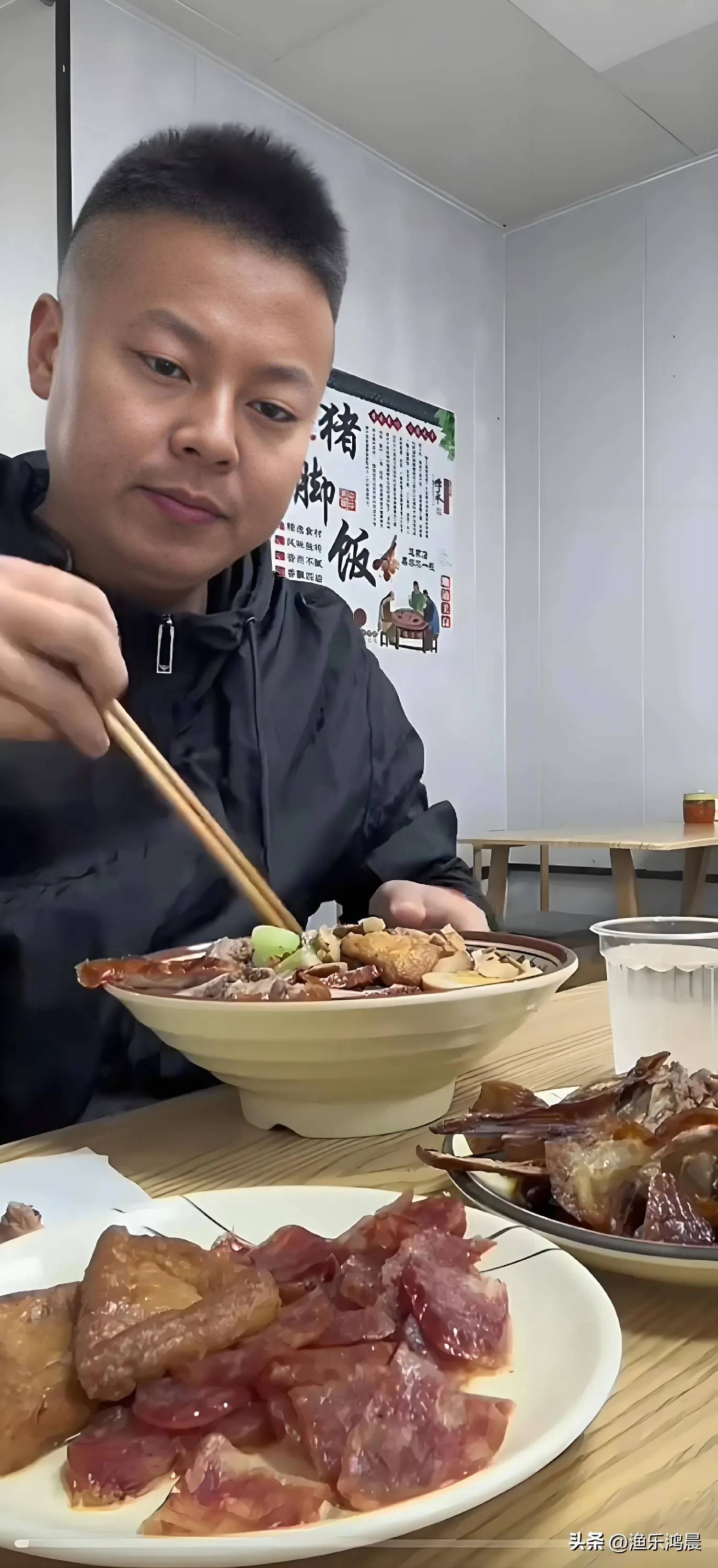 女三斤遭粉丝吐槽与胜仔ps恋情,背后竟隐藏庞大机房!