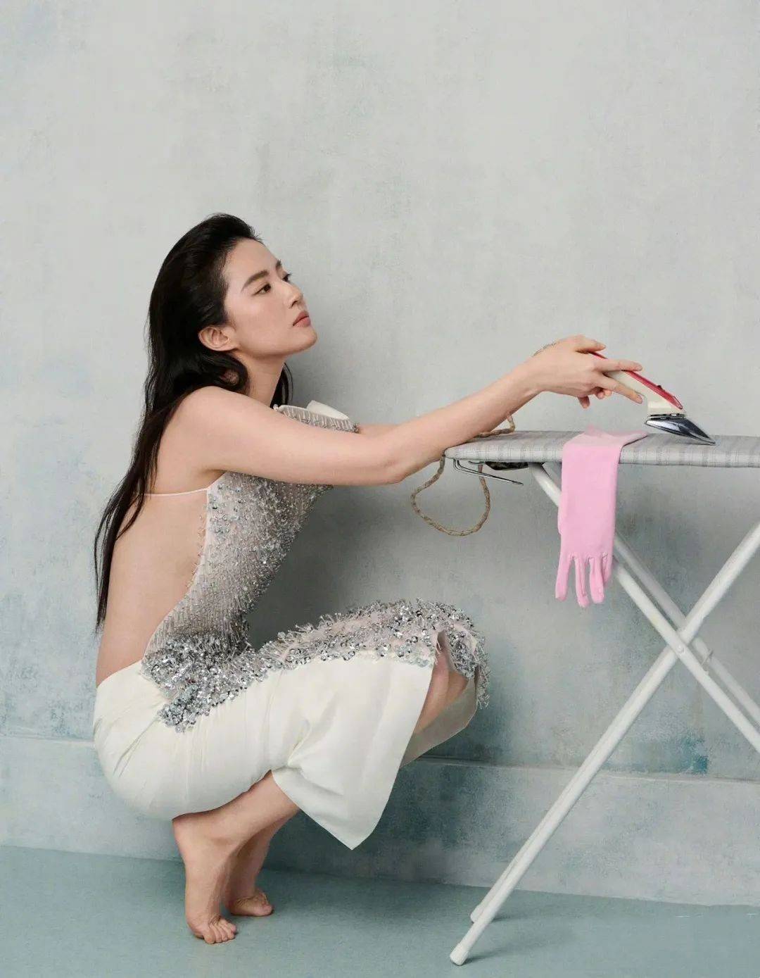 刘亦菲拍写真很大胆,穿露背衫背后系一根绳,不但不丑美出新高度