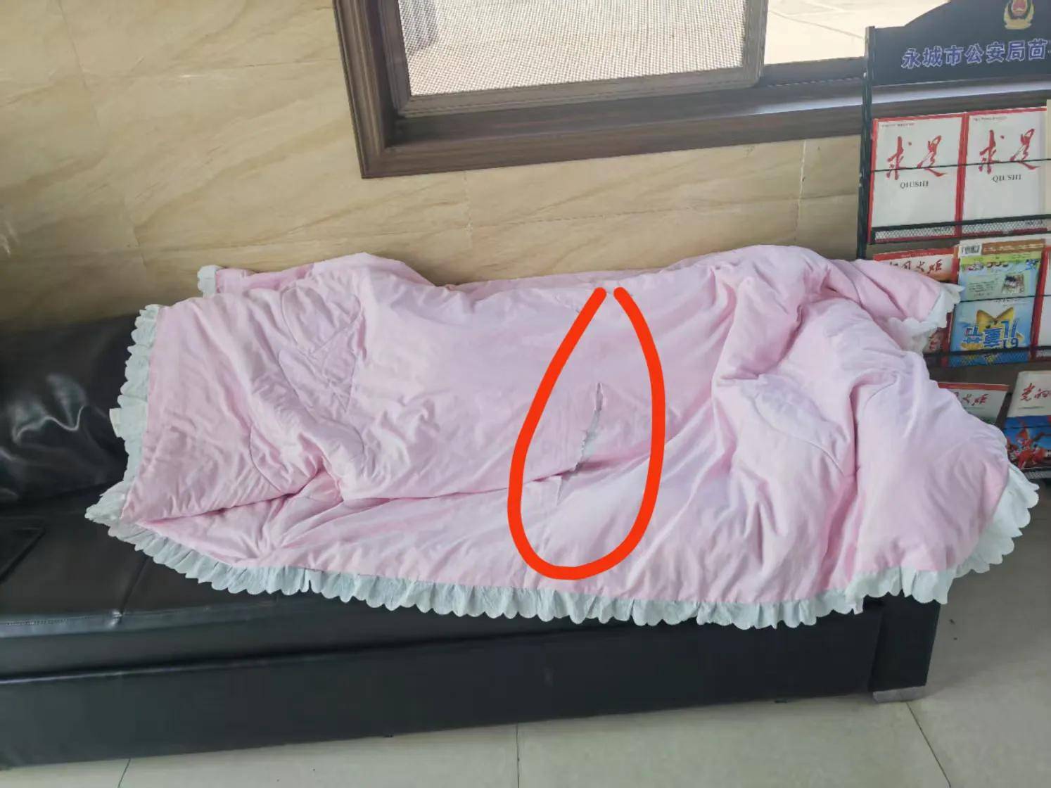 自己家中资金的清白,竟从多家银行提取了9万元现金,并用薄棉被包裹后