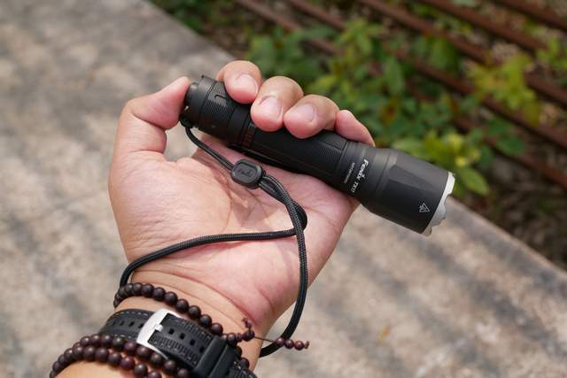 菲尼克斯 TK17 战术手电：暗夜中的光芒利刃