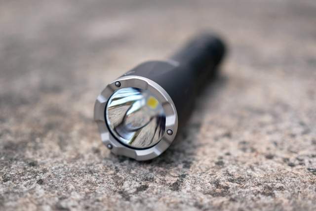 菲尼克斯 TK17 战术手电：暗夜中的光芒利刃