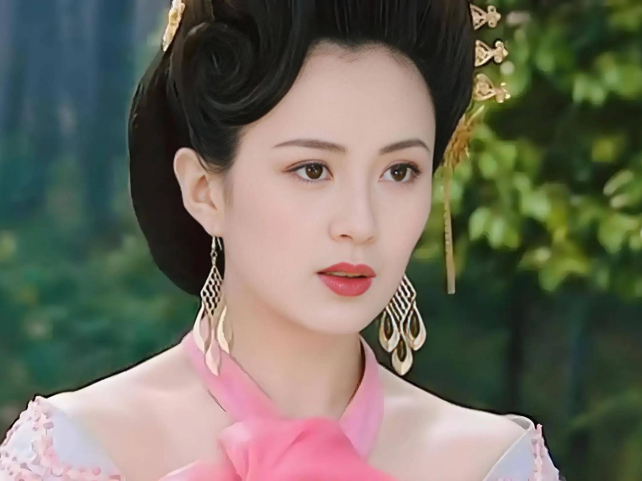 2003年,《至尊红颜》这部古装剧火遍大江南北,杨童舒在剧中饰演的"徐