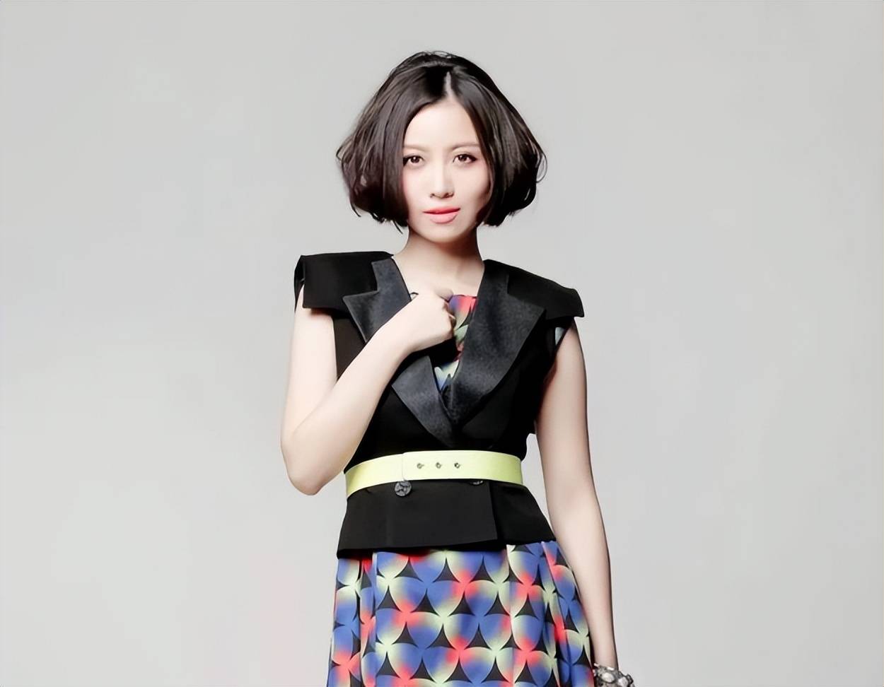 2015年,姚贝娜病逝前,留下最后一张照片,躺在病床上,面容憔悴