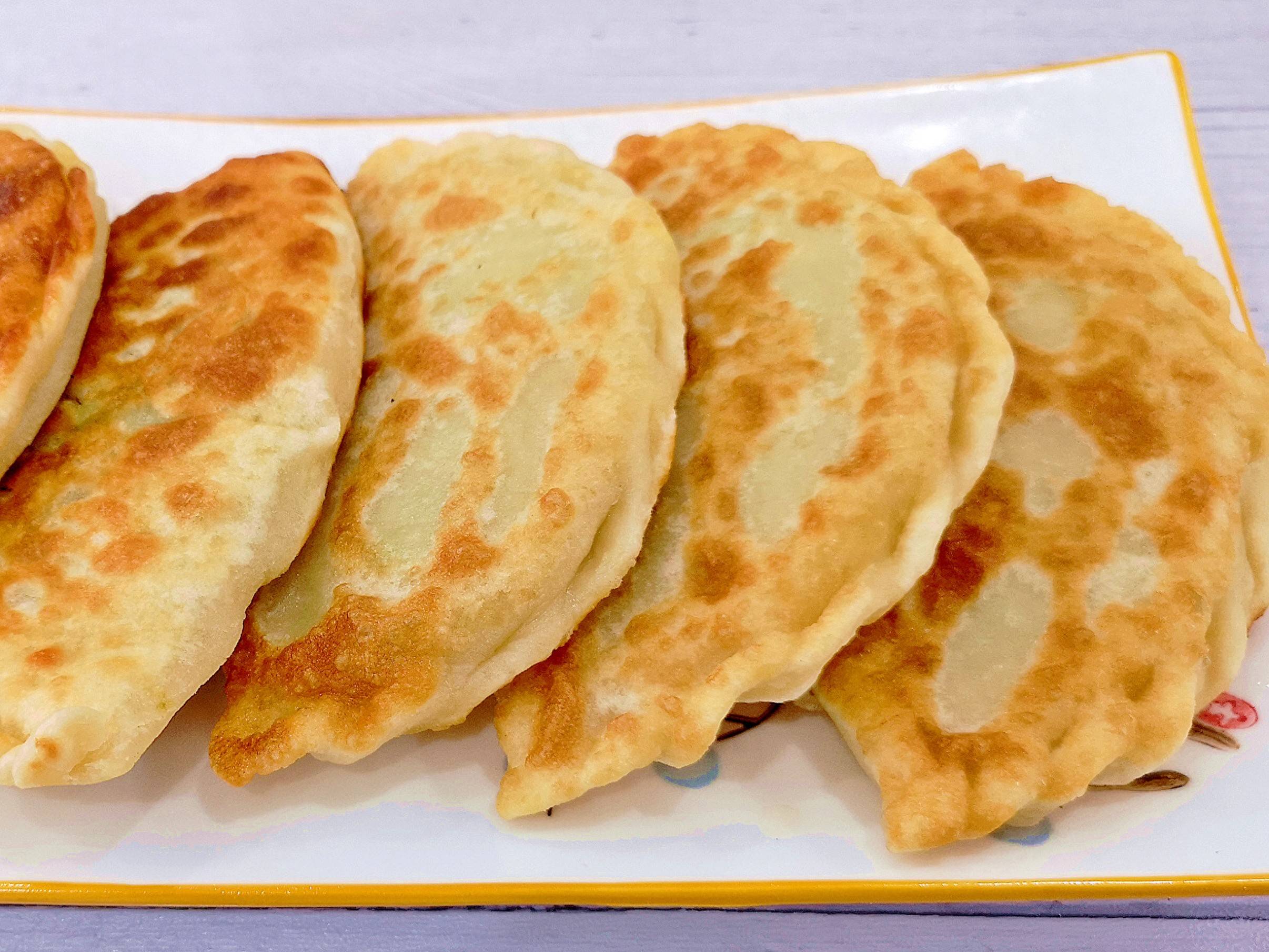 做韭菜盒子,烫面和冷水和面都不对,这样做皮软馅香