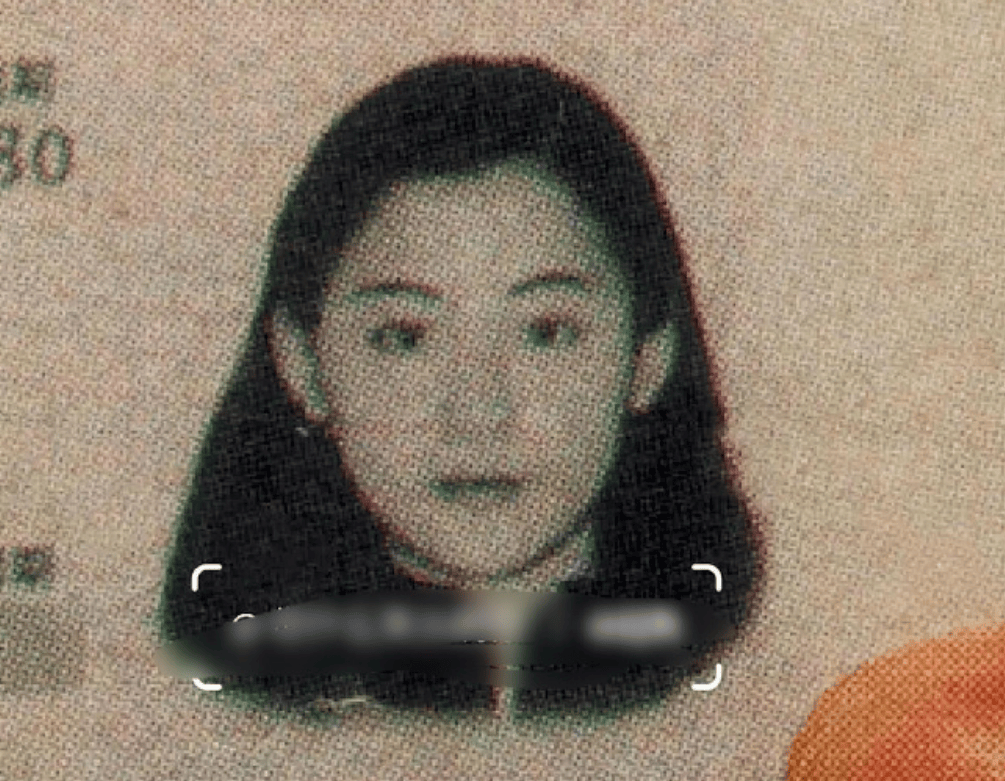 随后,有网友意外发现了她当年的身份证照片.那份摄人心魄的美