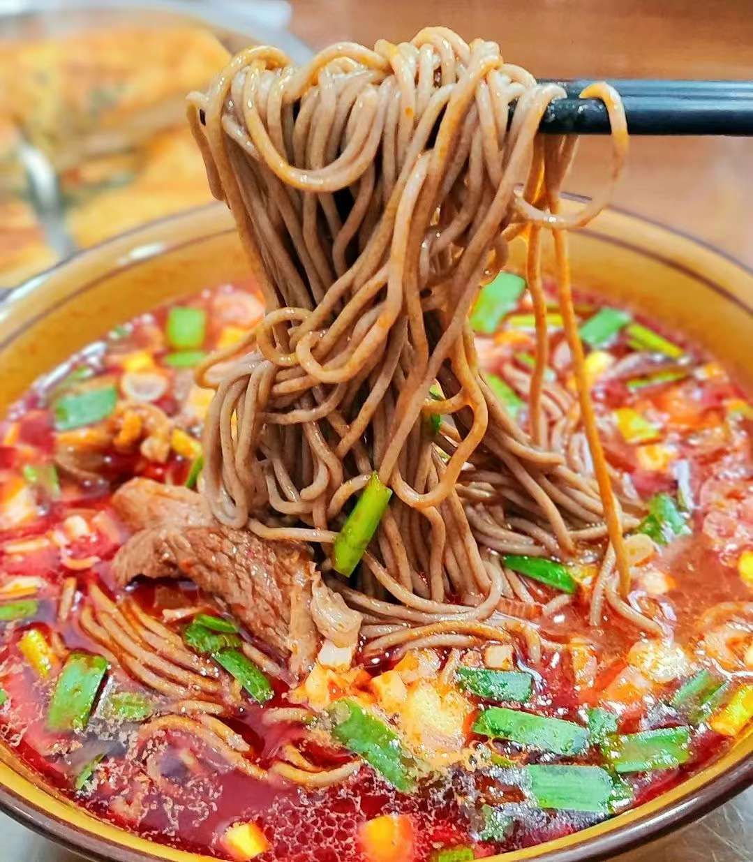 麦香,口感爽滑不黏牙,酸汤的开胃,肉臊子的香浓任选,夏天吃凉饸饹解暑