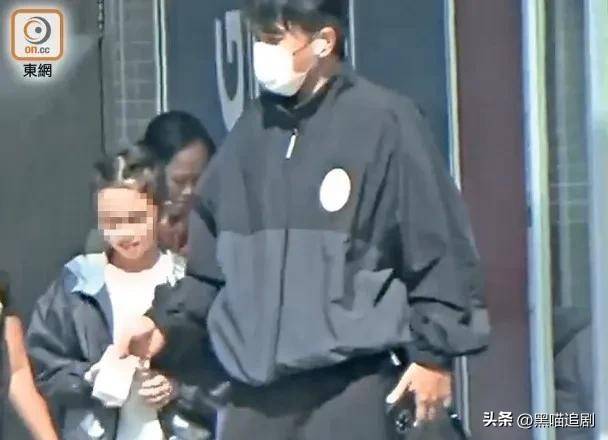 原来杨幂女儿小糯米都长这么大了,这身形走路姿势都和妈妈好像